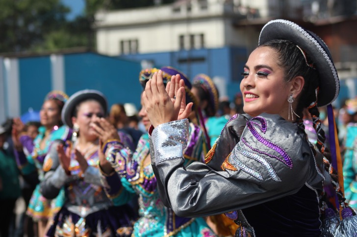 Peruvian women dancing